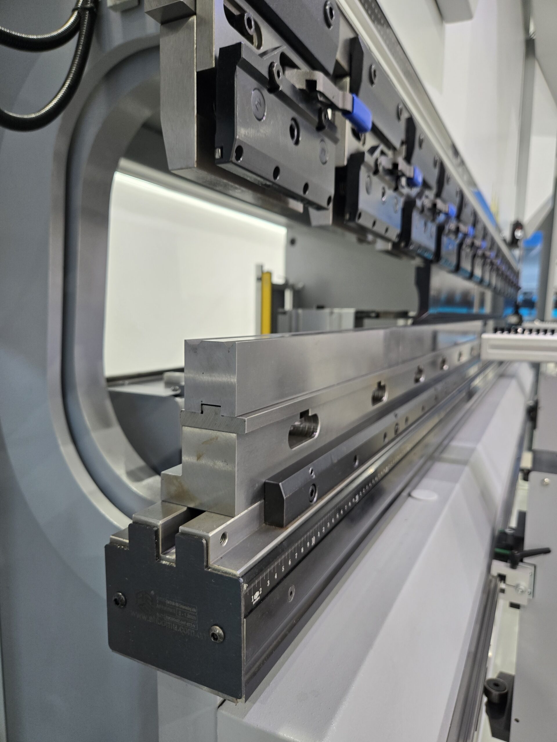 Manual bottom tool clamping mod.